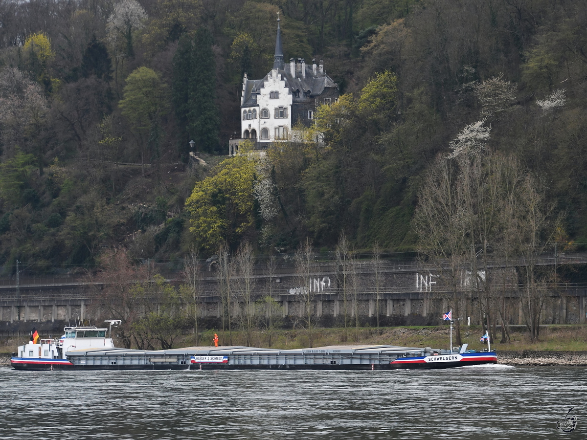 Das Motorgüterschiff  SCHWELGERN  (ENI: 5501810) ist Mitte April 2021 auf dem Rhein unterwegs.