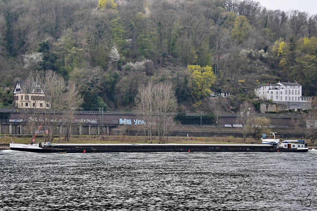 Das Motorgüterschiff  SINN  (ENI: 04013160) ist Mitte April 2021 auf dem Rhein unterwegs.