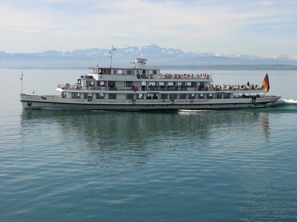 Das Motorschiff Karlsruhe wurde 1937 in Dienst gestellt. Es kann bis zu 800 Personen befördern. Es wird im Kursverkehr zwischen Konstanz und Bregenz eingesetzt. Das Foto ist vom 13.5.2011.