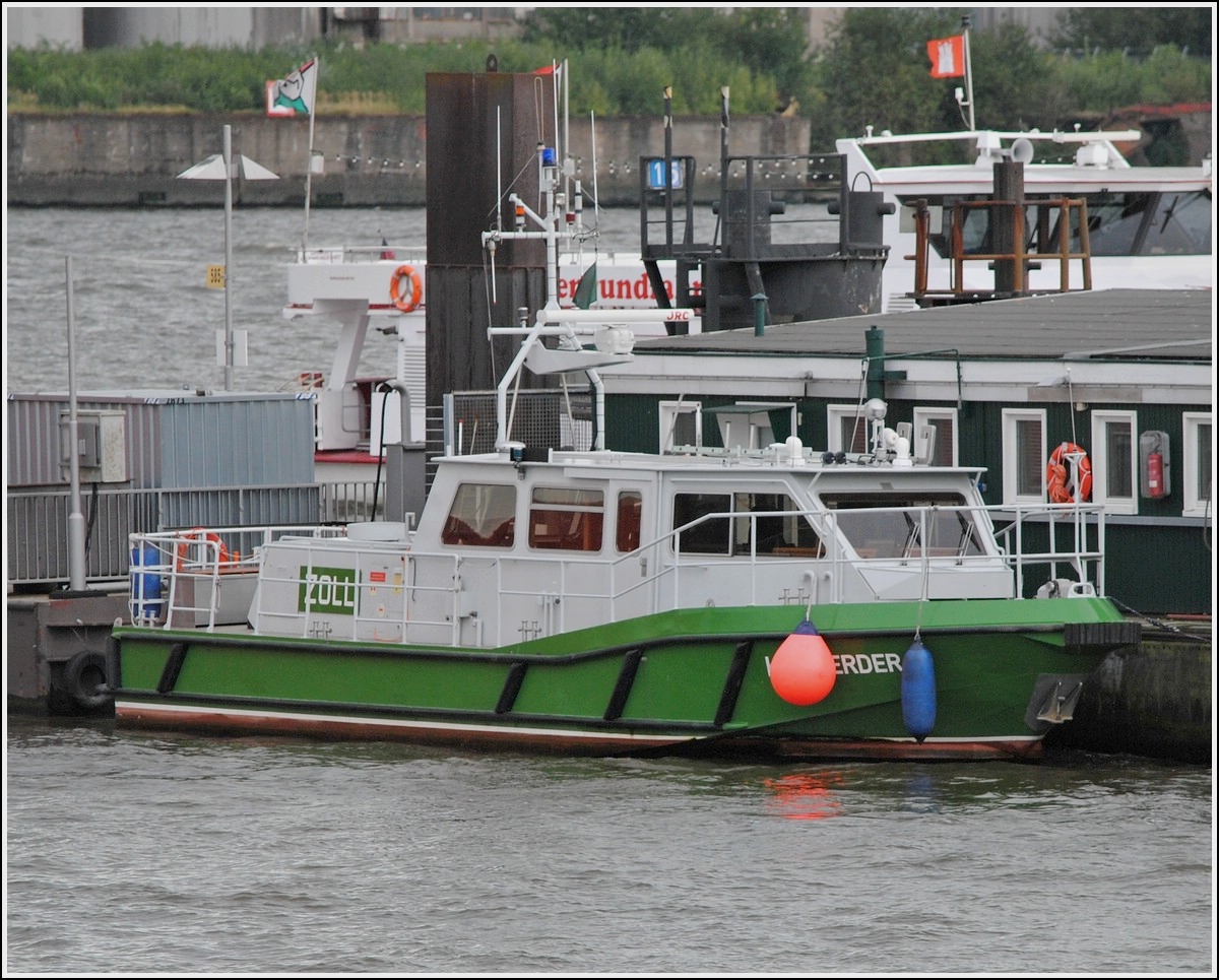 Das Motorschiff  Kuhwerder  der Zollbehrde liegt im Hamburgerhafen und wartet auf den nchsten Einsatz. 21.09.2013