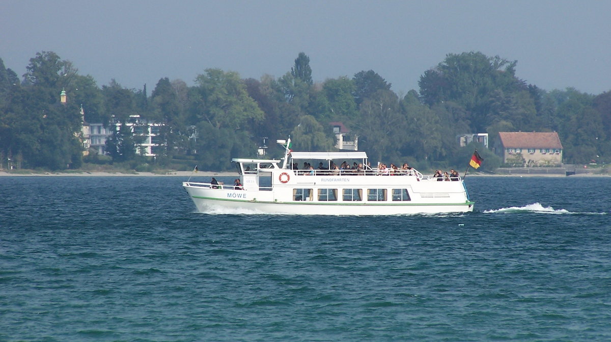 Das Motorschiff Möwe, Heimathafen Konstanz. Betreiber ist Personenschifffahrt Ralp Giess, es werden schöne Rundfahrten und Kursfahrten angeboten. Aufgenommen am 10.9.2009.