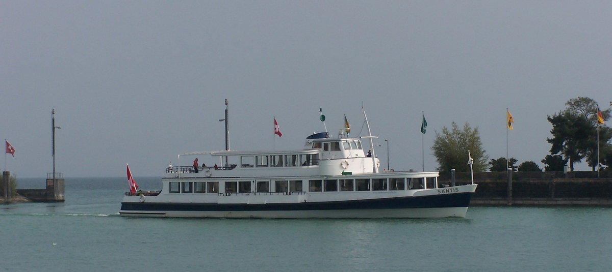 Das Motorschiff Säntis, bei der Einfahrt in den Hafen von Romanshorn am 11.9.2009.
Eine Fahrt mit diesen Schiffen ist immer ein besonders Erlebnis, Sie versprühen das Flair vergangener Zeiten und laden zum Verweilen ein.