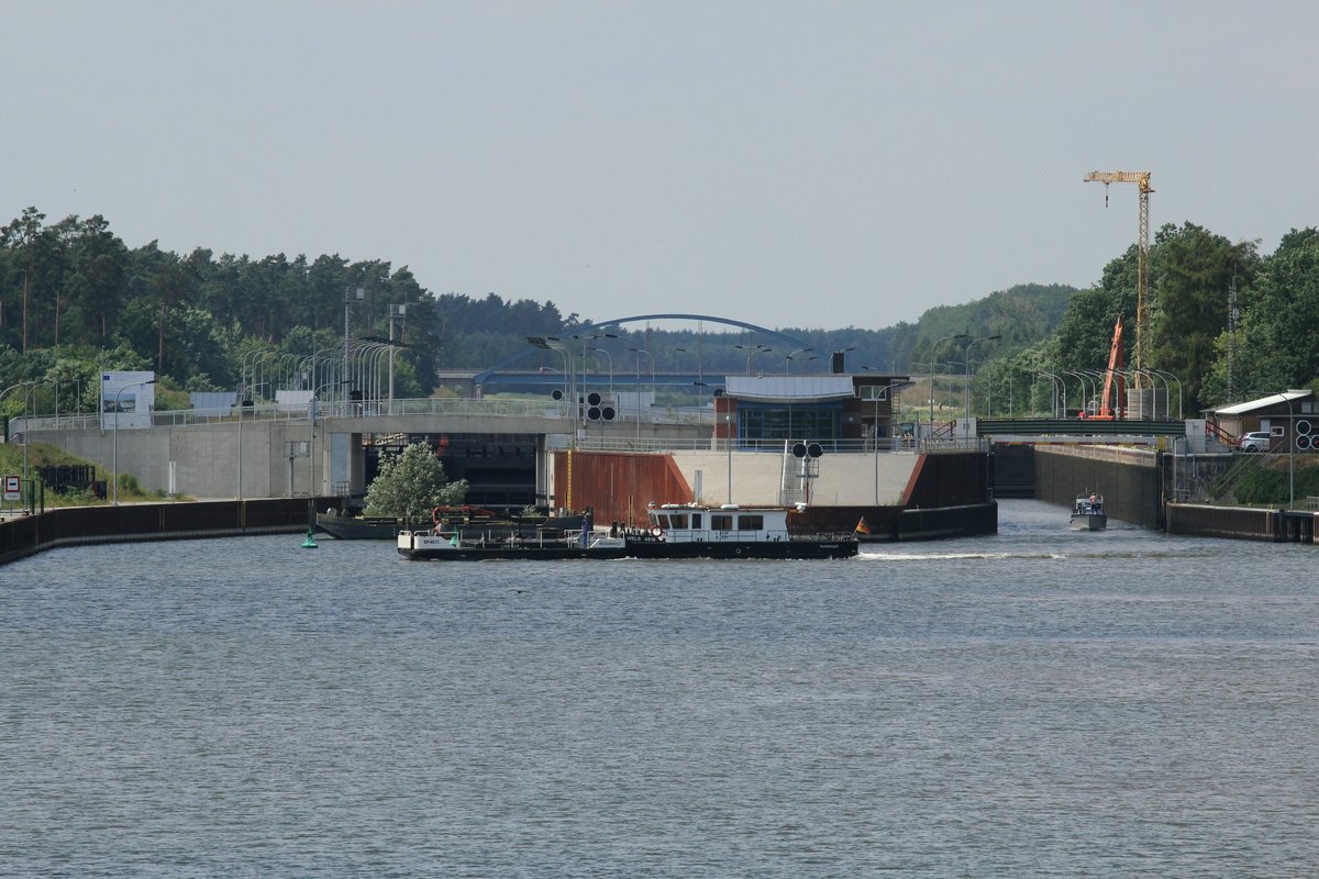 Das MS Wels (05040160 , 14,89 x 4,01m) vom WSA Brandenburg schob am 28.06.2017 DP4033 (13,39 x 5,10m) aus der Schleuse Wusterwitz kommend zum Ufer um diesen dort abzustellen.