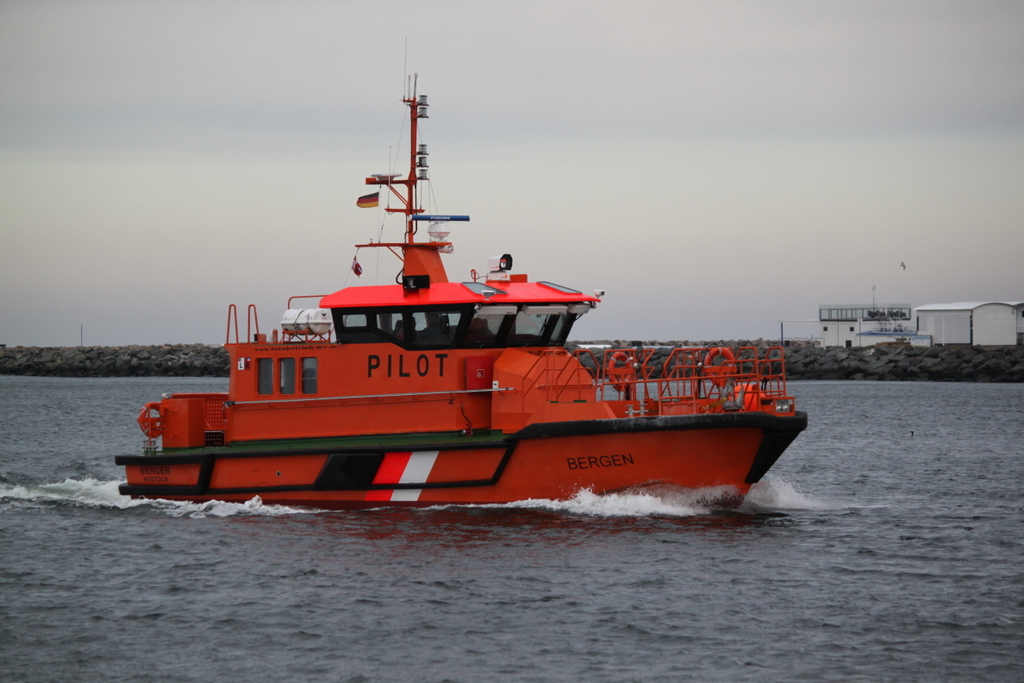 Das Neue Lotsenboot Bergen beim Einlaufen in Warnemünde am 11.02.2017