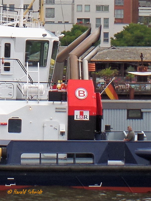 Das ist die neue Schornsteinmarke der L&R-Schlepper nach dem Verkauf der URAG und deren Tochter Lütgens & Reimer an die spanische Boluda-Gruppe. Hier gesehen am 2.8.2017 an der PERFECT, Hamburg, Elbe, Schlepperponton St. Pauli.