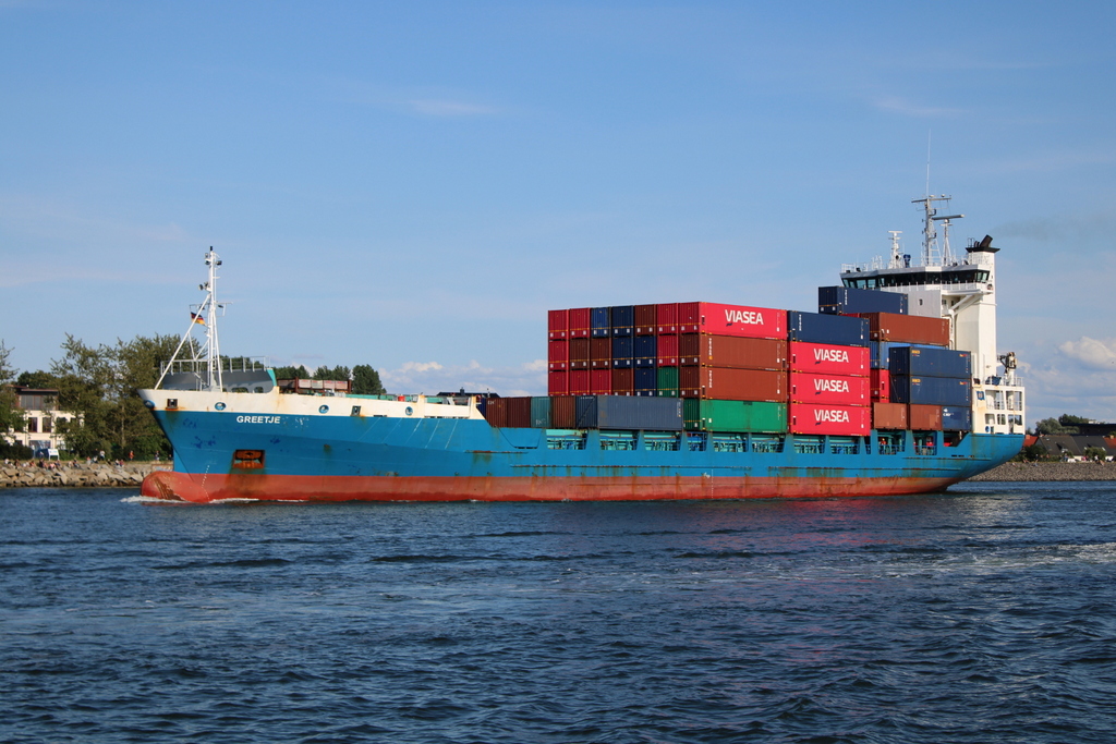 Das niederländische Containerschiff GREETJE auf dem Seeweg von Rostock-Überseehafen nach Kaliningrad beim Auslaufen am Abend des 03.08.2021 in Warnemünde.