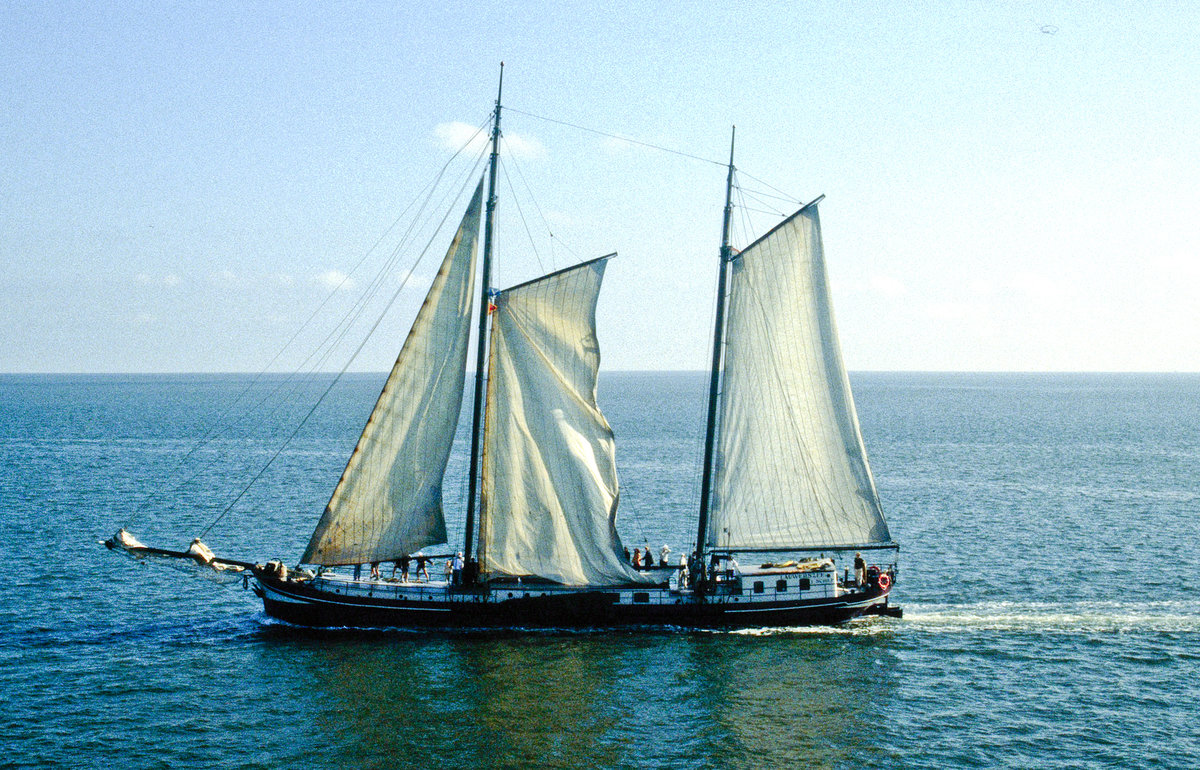Das niederländische Plattboden-Segelschiff »Lauwers« südlich von Terschelling. Bild vom Dia. Aufnahme: Juli 2000.