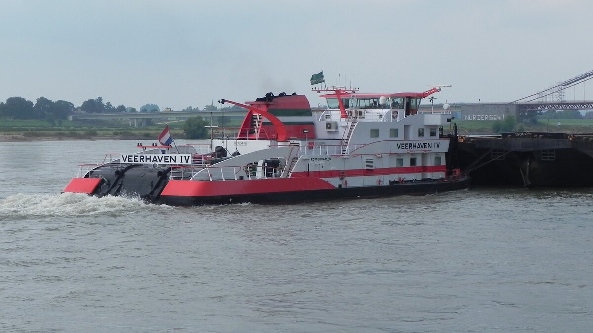 Das niederländische Schubboot  Veerhaven IV  ENI 02335449, am 27.07.2021 auf dem Rhein bei Emmerich. 