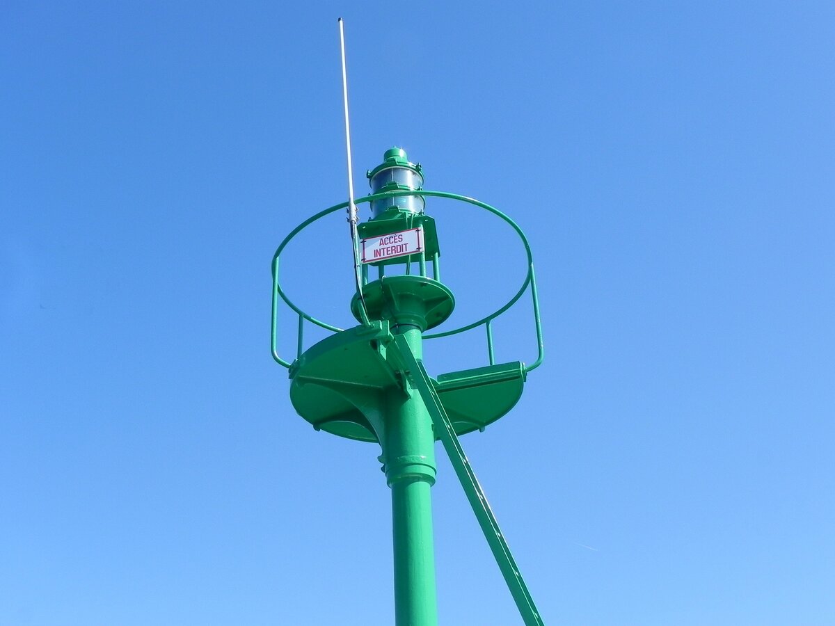 Das nördliche Leuchtfeuer des Hafens  Port de Morin  in L’Epine, einem Ort auf der Ile de Noirmoutier, am 15.09.2019. An der Westküste der Insel wurde ein natürlicher, von Felsen umgebener Hafen, in dem einst eine kleine Fischerflotte vor Anker lag, zu einem modernen Jachthafen ausgebaut.