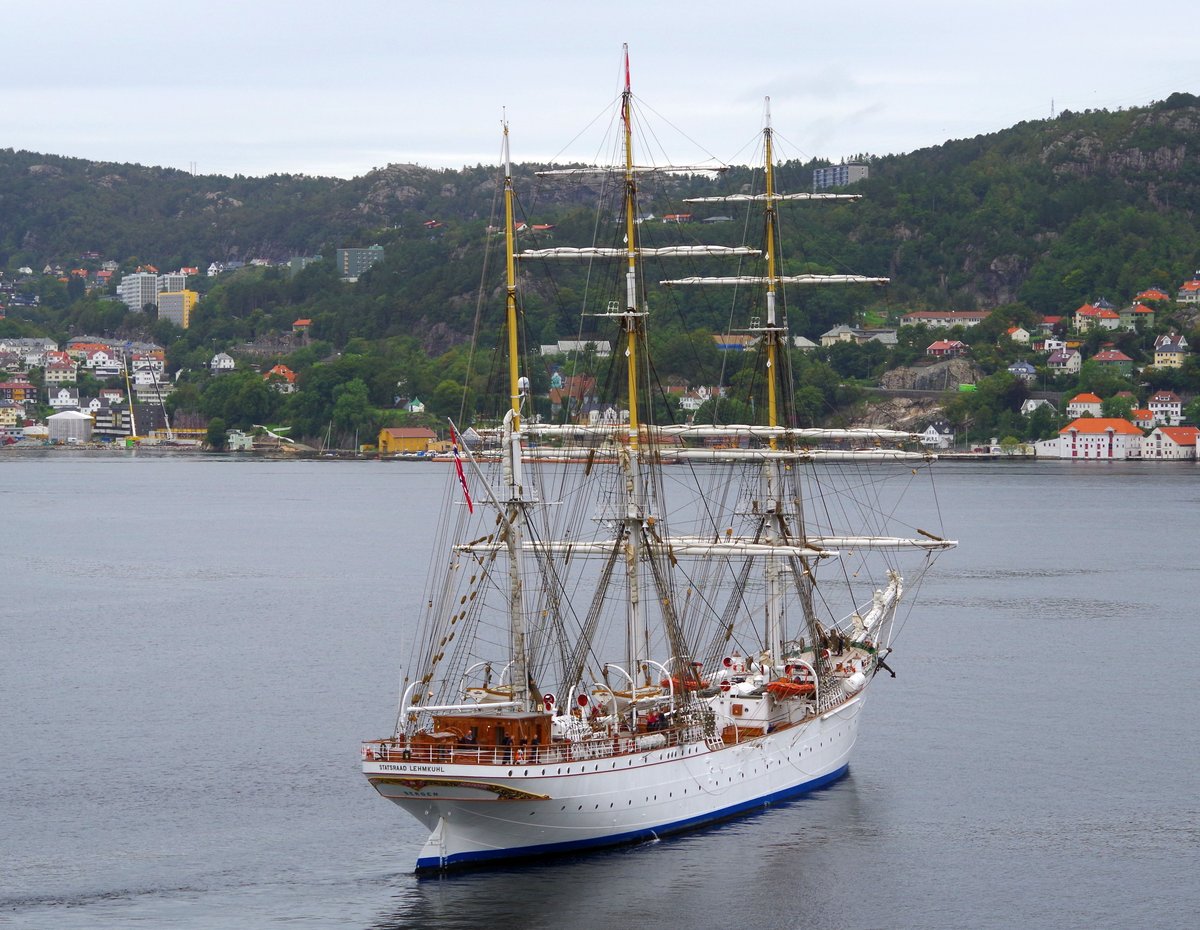 Das norwegische Segelschulschiff die STATSRAAD LEHMKUHL am 07.09.16 vor Bergen (NOR)