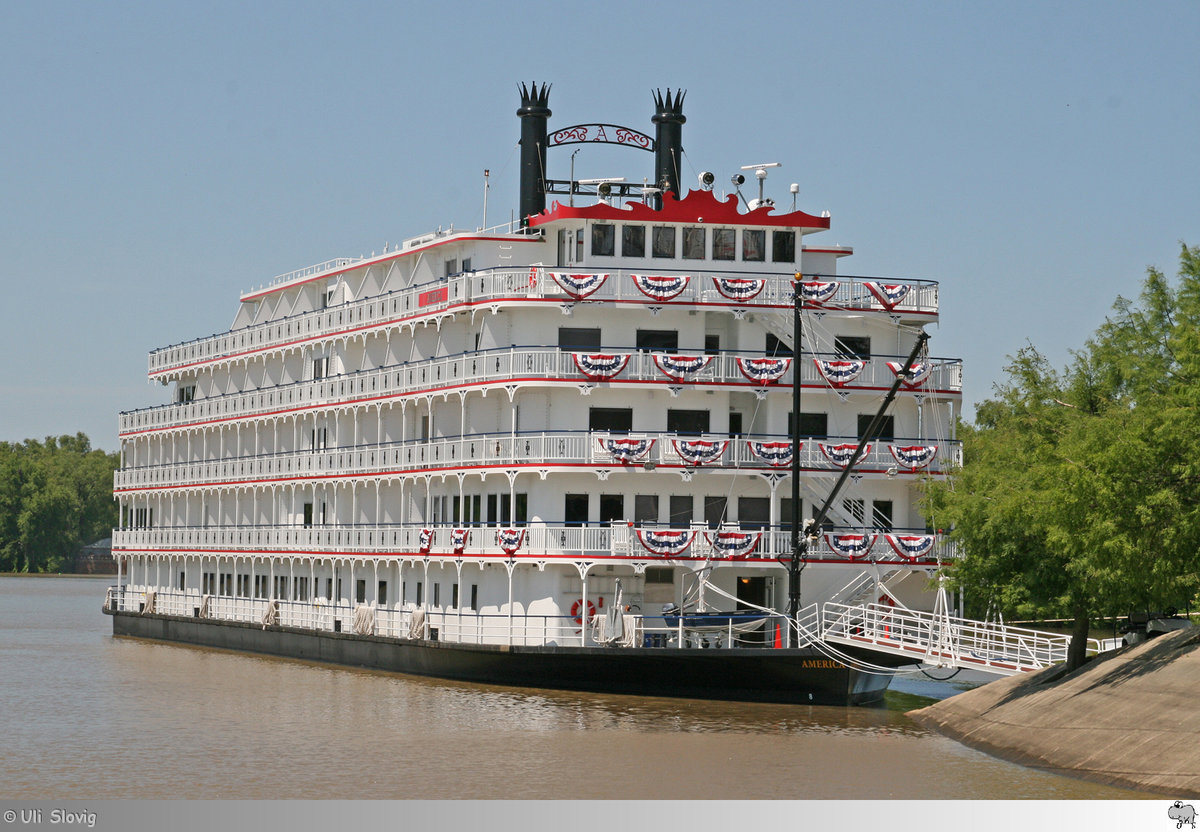 Das nur wenige Wochen alte Hotelschiff  America  lag am 22. Mai 2016 in einen Hafen in Vicksburg, Mississippi / USA.