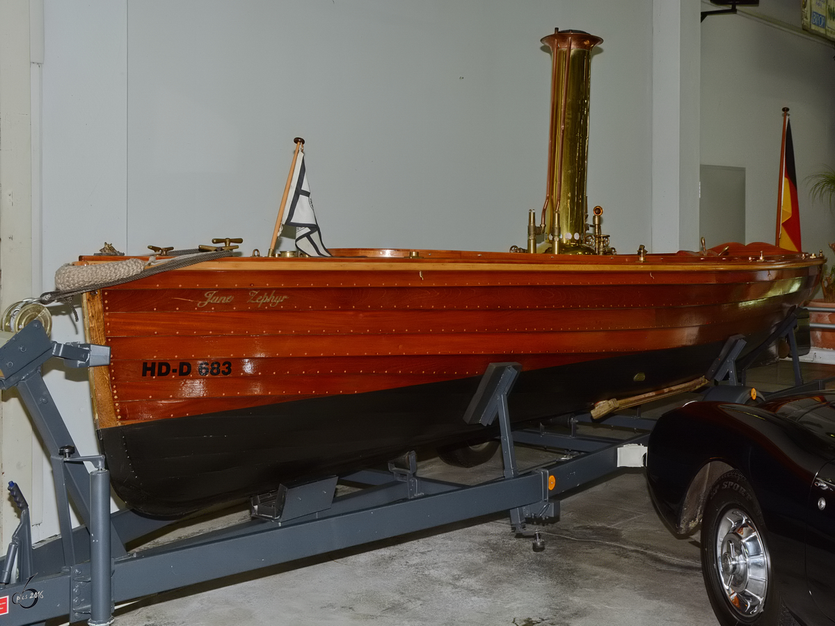 Das offene Dampfboot  June Zephyr  im Auto- und Technikmuseum Sinsheim. (Dezember 2014)