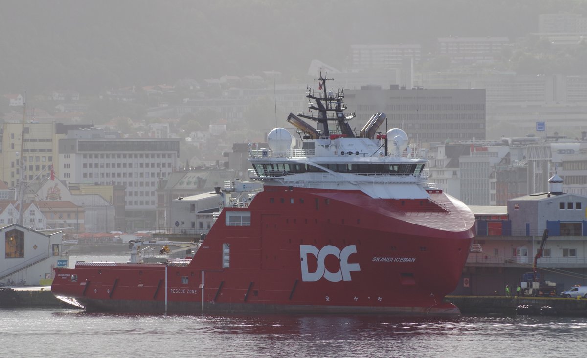 Das Offshore Versorgungsschiff SKANDI ICEMAN im Morgendunst des 07.09.16 in Bergen (NOR)