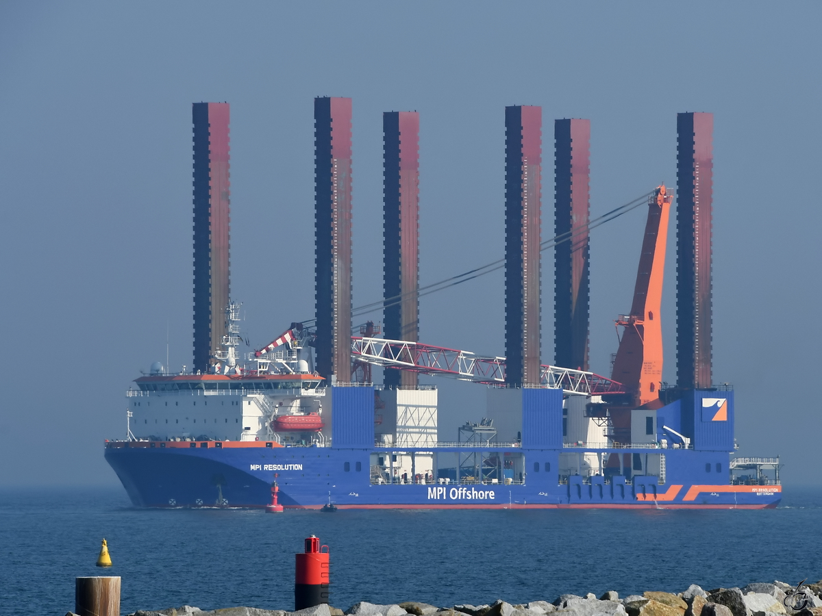 Das Offshore-Windkraftanlagen-Errichterschiff MPI Resolution (IMO: 9260134) steuert Anfang April 2019 auf den Fährhafen Sassnitz zu.