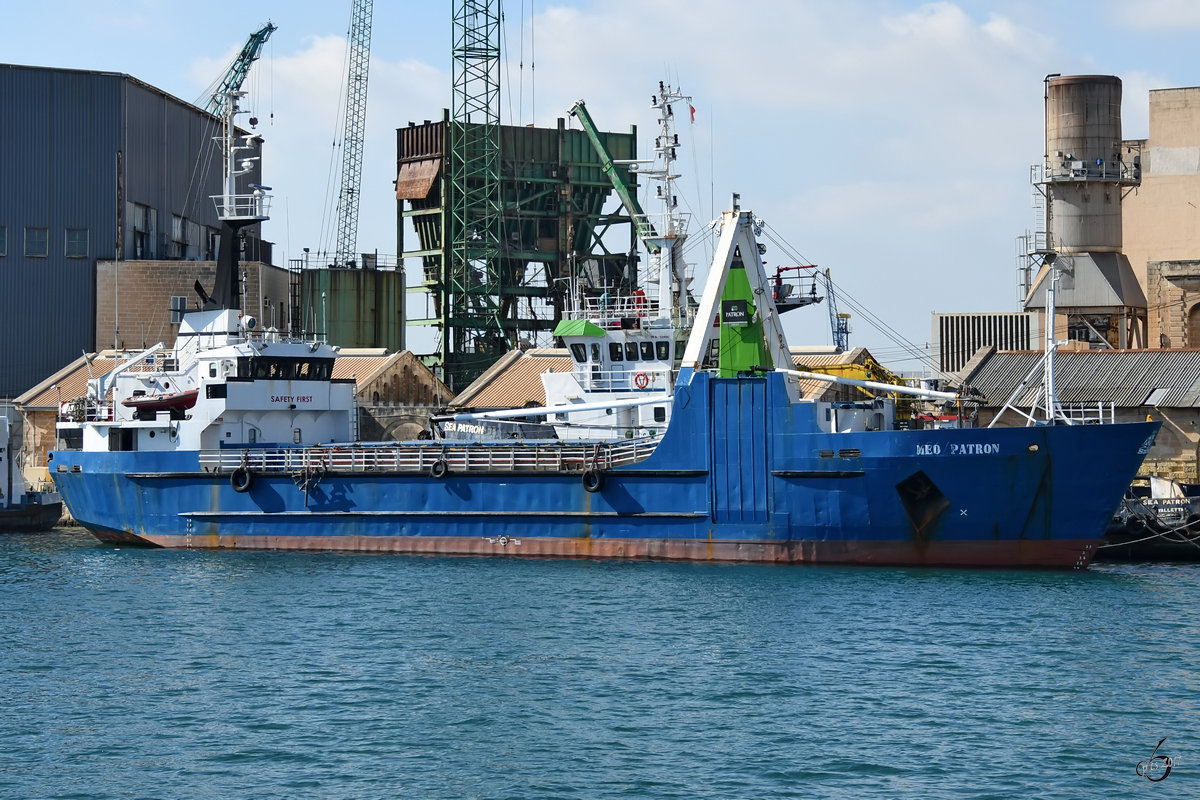 Das Pallettenfrachtschiff Med Patron im Hafen von Valletta. (Oktober 2017)