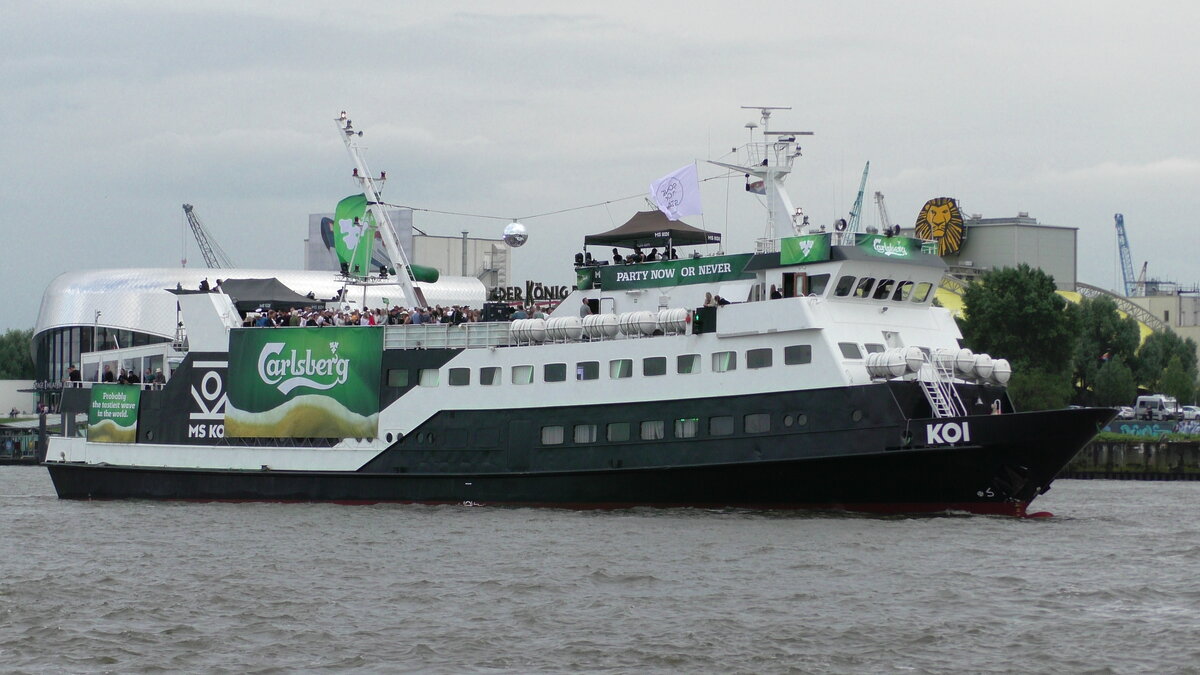 Das Partyschiff MS Koi posiert am 29.07.2017 vor den Landungsbrücken in Hamburg.