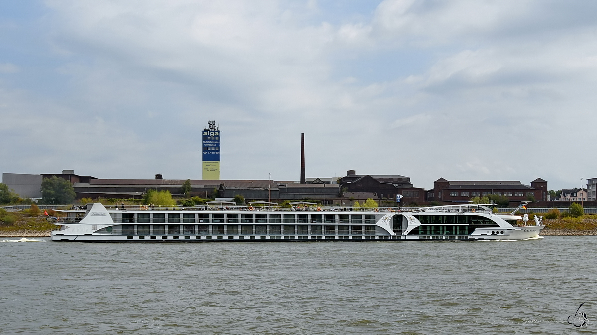 Das Passagierschiff EDELWEISS (ENI: 07001964) fährt rheinaufwärts, so gesehen Ende August 2022 in Duisburg. 