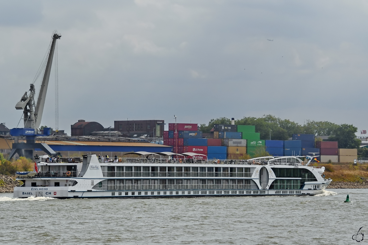 Das Passagierschiff EDELWEISS (ENI: 07001964) fährt rheinaufwärts, so gesehen Ende August 2022 in Duisburg.