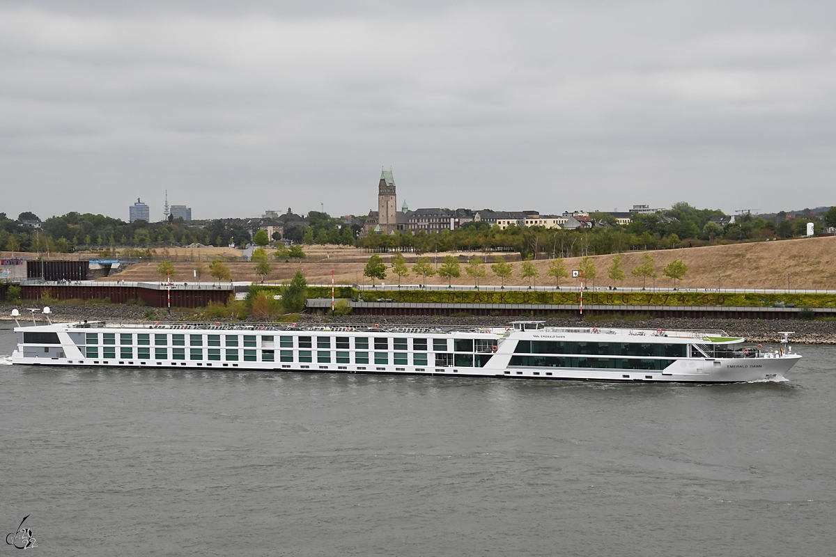 Das Passagierschiff EMERALD DAWN (ENI: 02336091) fährt Ende August 2022 bei Duisburg rheinaufwärts.