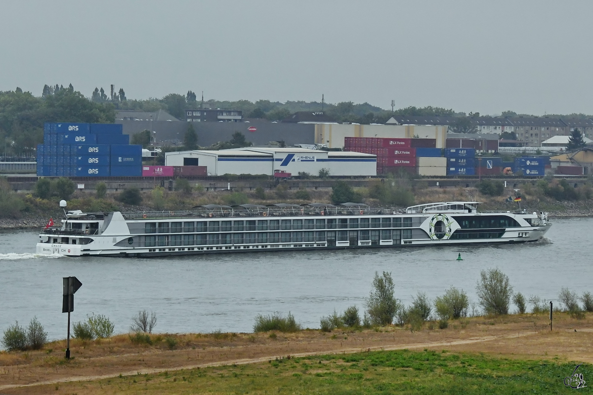 Das Passagierschiff GRACE (ENI: 07002029) fährt rheinaufwärts, so gesehen Ende August 2022 in Duisburg.