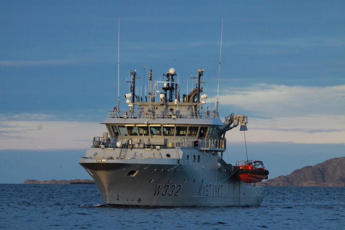 Das  Patrouillenboot W332  Heimdal  der Norwegischen Küstenwachen sichert das Gebiet des Kaldfordens und Kvalsundes ab, da hier sehr viele berufsmässige und touristische Aktivitäten wegen des Heringlaichzug und des damit verbundenen Waltourismus stattfinden. Mir wurde gesagt,  Das ist unser Wachhund!  Kvalsund/Kaldfjorden; 07.11.2015