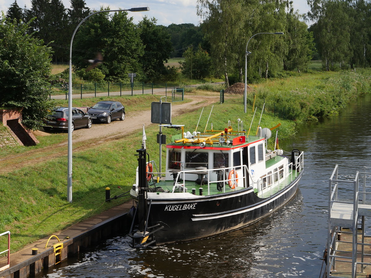 Das Peilschiff KUGELBAKE WSA Lauenburg ENI 05012230 pausiert auf dem Elbe-Lübeck-Kanal unterhalb Schleuse Witzeeze (Kugelbake hieß auch ein Stader Vermessungsschiff, das 1966 an der Grenze zur DDR für politische Schlagzeilen sorgte), 31.07.2019
