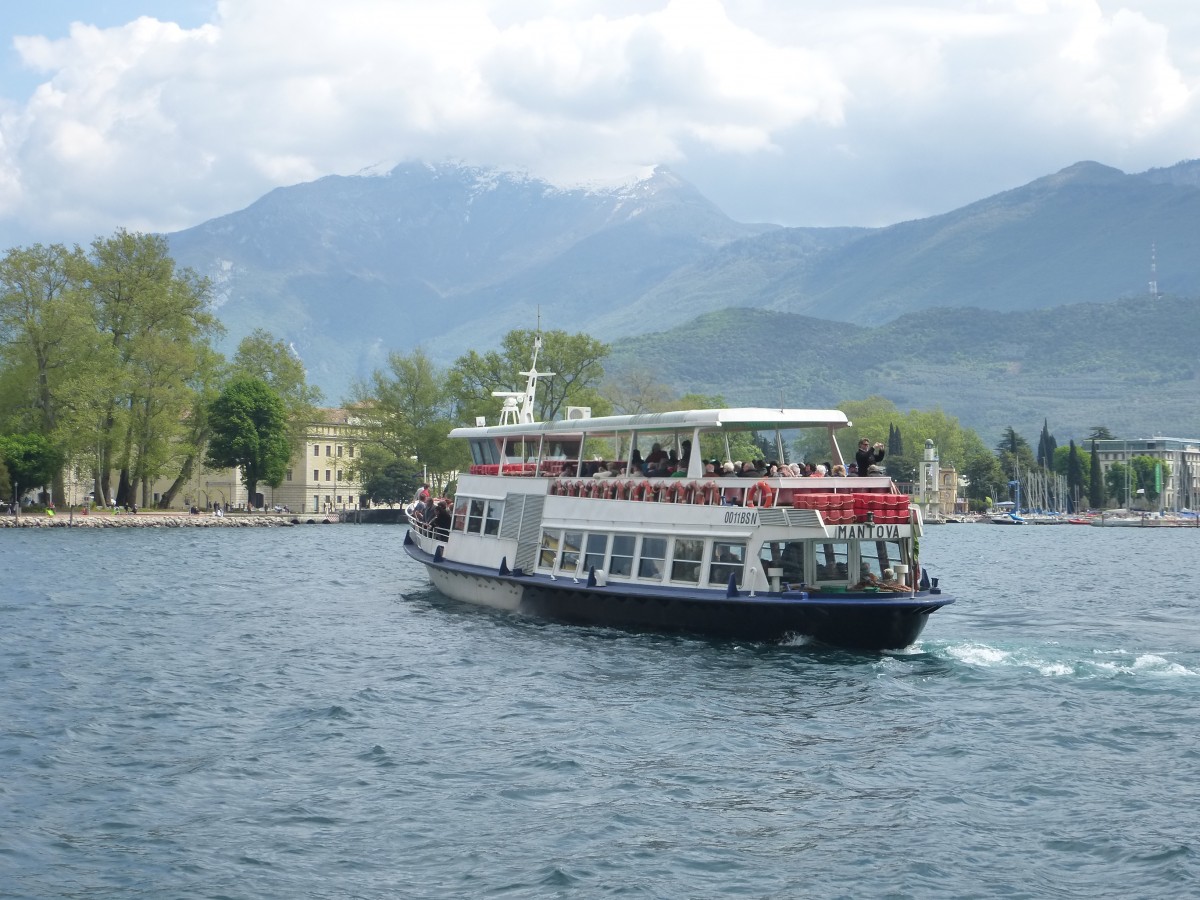 Das Personenschiff  Mantova  fährt hier am 20.05.2014 auf dem Gardasee in Riva del Garda.