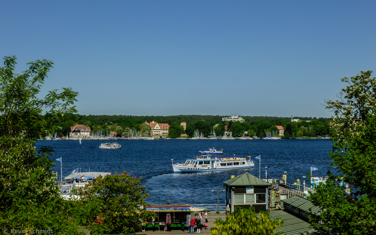 Das Personenschiff MS  Sperber  der Stern und Kreis Schiffahrt GmbH Berlin ist eines sonnigen Frühlingswochenendes auf dem Wannsee unterwegs. (03.05.2014)