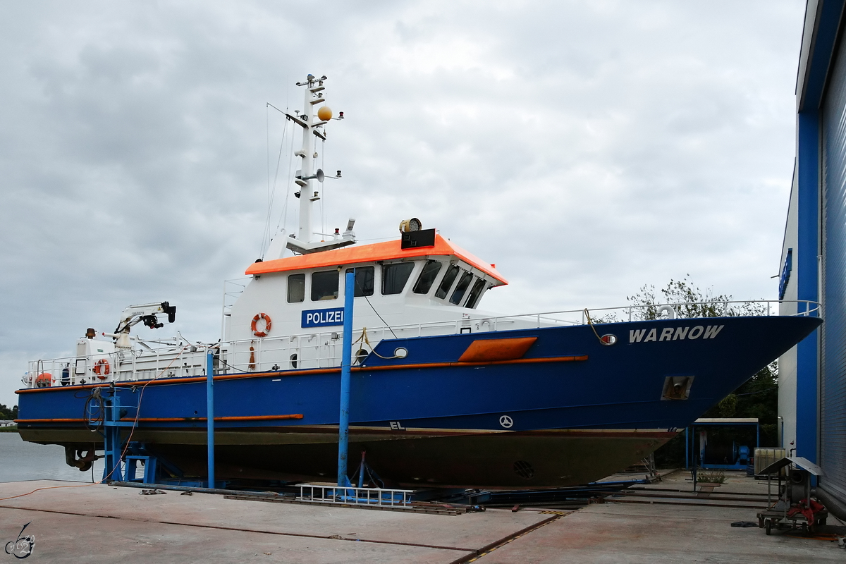 Das Polizeiboot FPB 25 WARNOW (MMSI: 211356520) befand sich Mitte August 2021 in Wolgast im Trockendock.