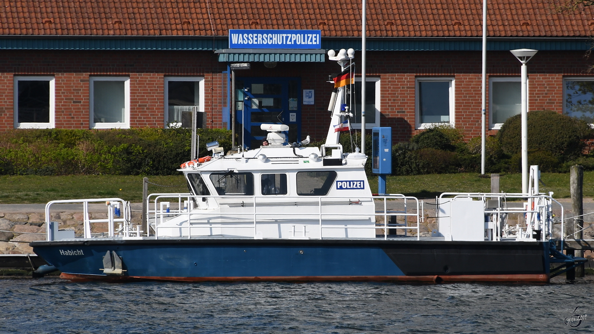 Das Polizeiboot  Habicht  der Wasserschutzpolizei Schleswig-Holstein ist in Travemünde stationiert. (April 2019)