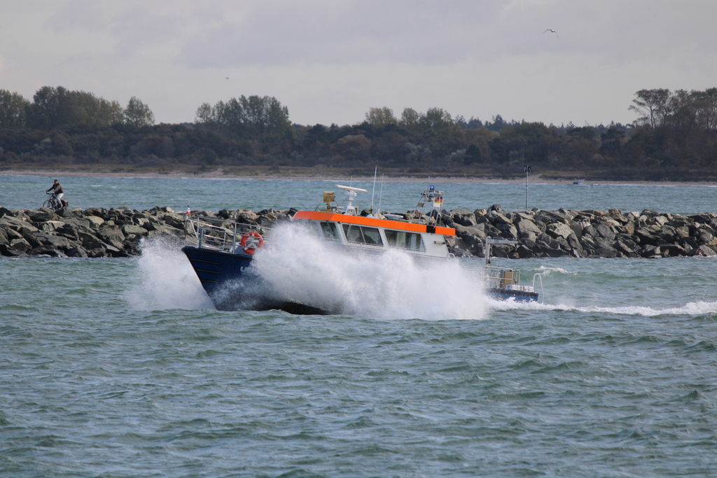 Das Polizeiboot UECKER beim Auslaufen am 16.10.2021 in Warnemünde.