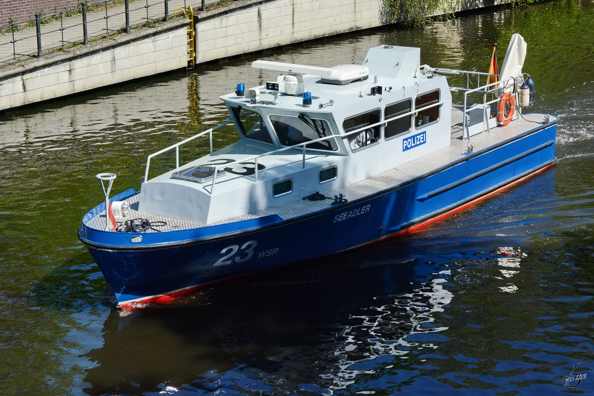 Das Polizeiboot WSP 23 SEEADLER der Wasserschutzpolizei im April 2018, unterwegs auf dem Landwehrkanal in Berlin. 