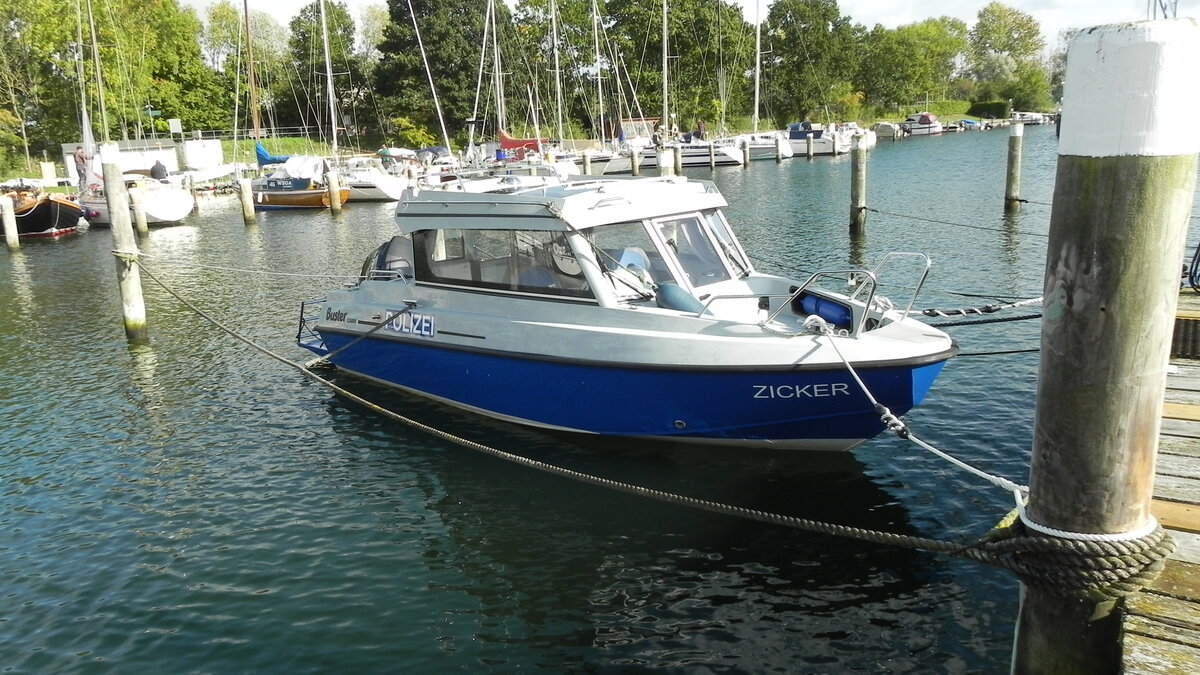 Das Polizeiboot  Zicker , am 03.10.2022 im Hafen von Lauterbach auf der Insel Rügen / MV. Das Boot soll Menschenhändlern und Drogenschmugglern Angst einjagen. Viel Erfolg!