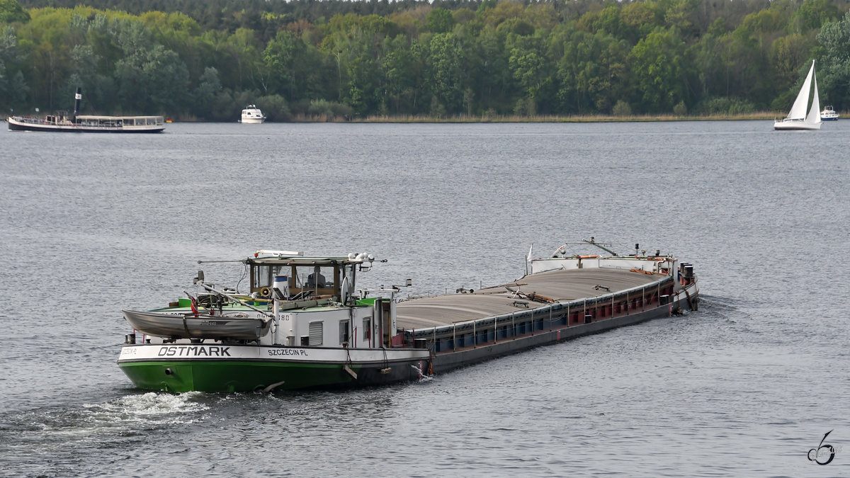 Das polnische Binnenfrachtschiff Ostmark (04011080) Ende April 2018 auf der Havel am südlichen Rand von Berlin.