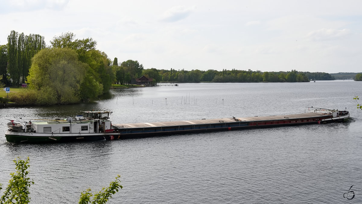 Das polnische Binnenfrachtschiff Ostmark (04011080) Ende April 2018 auf der Havel am südlichen Rand von Berlin.