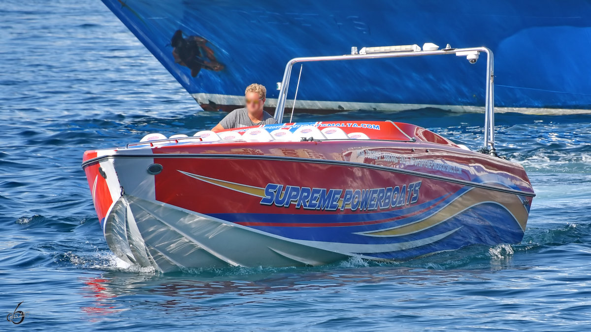 Das Powerboot  Sea Celebrity  dient für Touristentouren im Marsamxett Hafen. (Sliema, Oktober 2017)