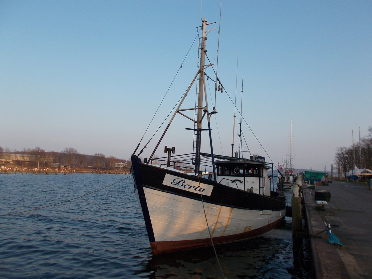 Das Räucherschiff  BERTA lag,am 09.März 2016,nicht an seinem Stammplatz im Hafen von Lauterbach.