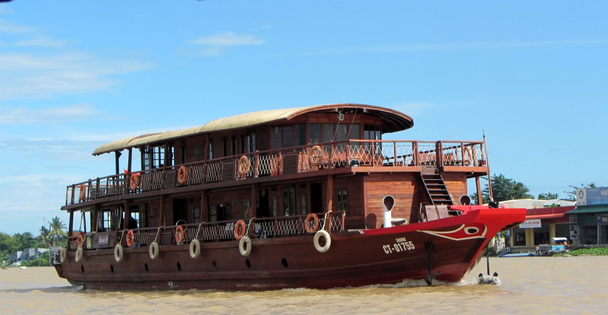 Das Reiseboot  Bassac II , das max. 12 Gäste in einer Gruppe transportieren kann, am 18. August 2013 auf dem Weg im Mekong-Delta von Hanoi nach Saigon in der Nähe von Can Tho.