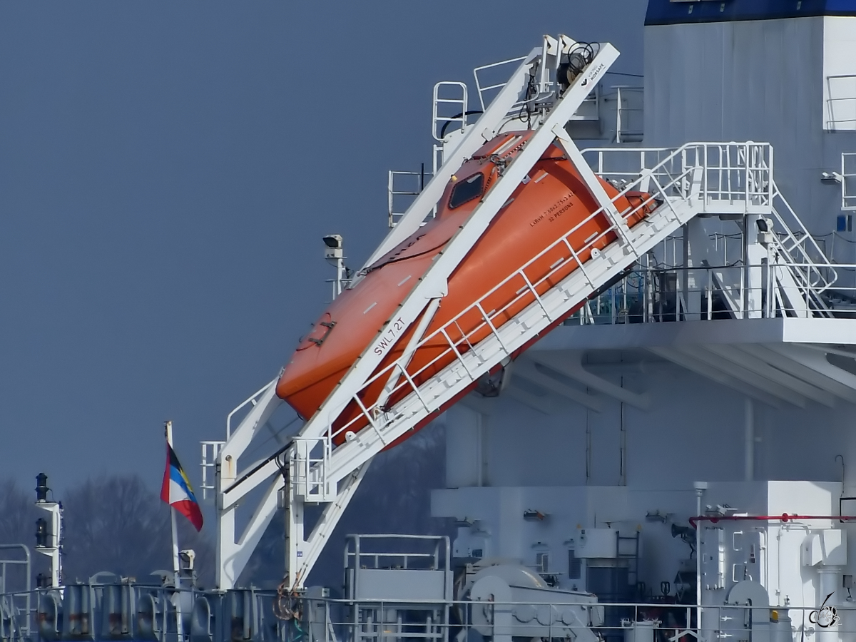 Das Rettungsboot des Massengutfrachters STARNES (IMO 9858424). (Priwall, März 2022)