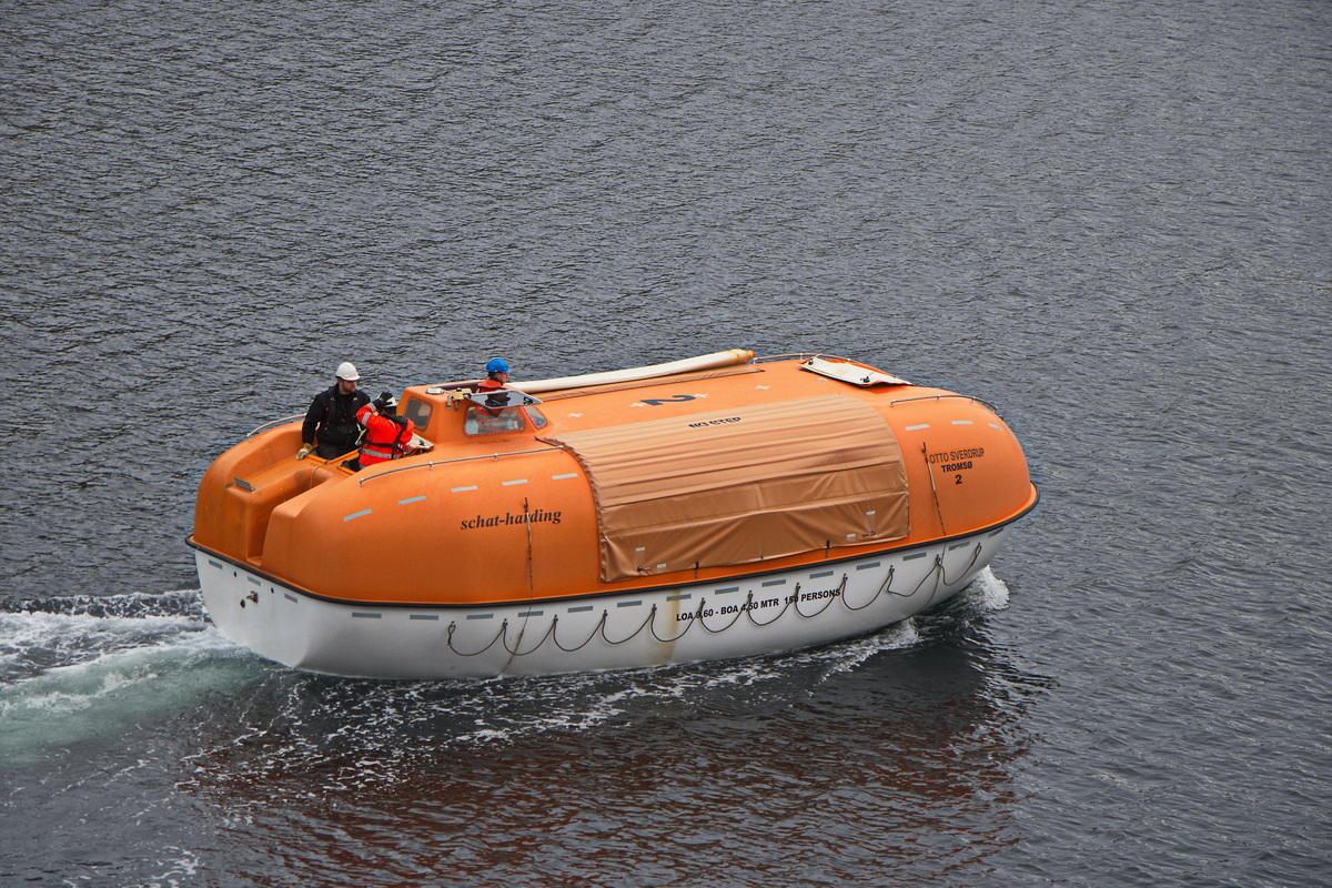 Das Rettungsboot Nr. 02 des Kreuzfahrtschiff Otto Sverdrup gesehen am 27. Februar  2024 im Hafen von Olden bei einer Probefahrt.