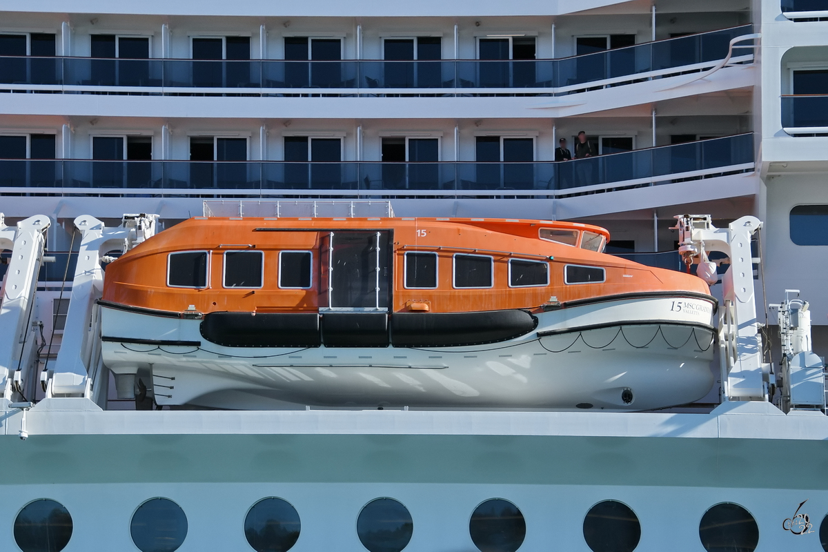 Das Rettungsboot Nr. 15 des Kreuzfahrtschiff MSC GRANDIOSA (IMO: 9803613), so gesehen Ende November 2022 im Hafen von Barcelona.