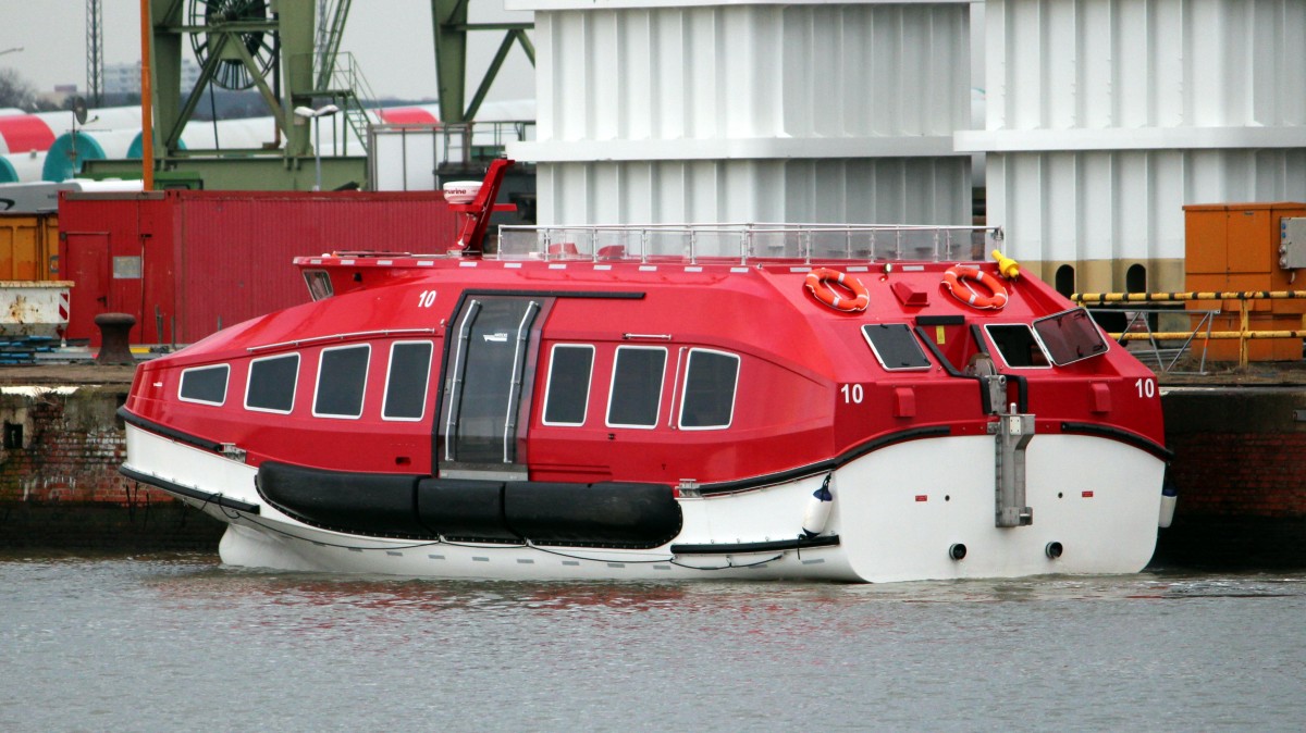 Das Rettungsschiff NCL Getaway T10 der Norwegian Getaway bei der Probefahrt am 20.12.2013 im Hafen von Bremerhaven. Sie ist 14m lang und 6m breit und hat Platz für etwa 250 bis 280 Personen.