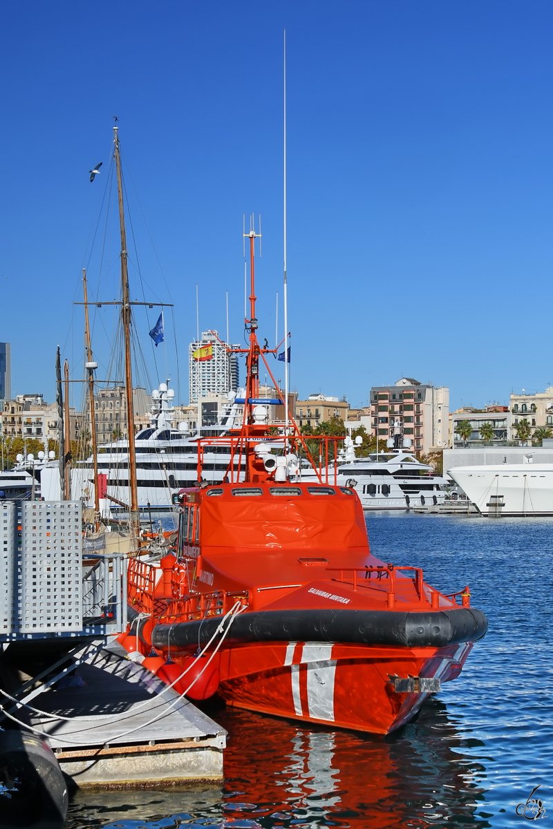 Das Rettungsschiff SALVAMAR MINTAKA (MMSI: 224520520) wartet im Hafen von Barcelona auf den nächsten Einsatz. (November 2022)