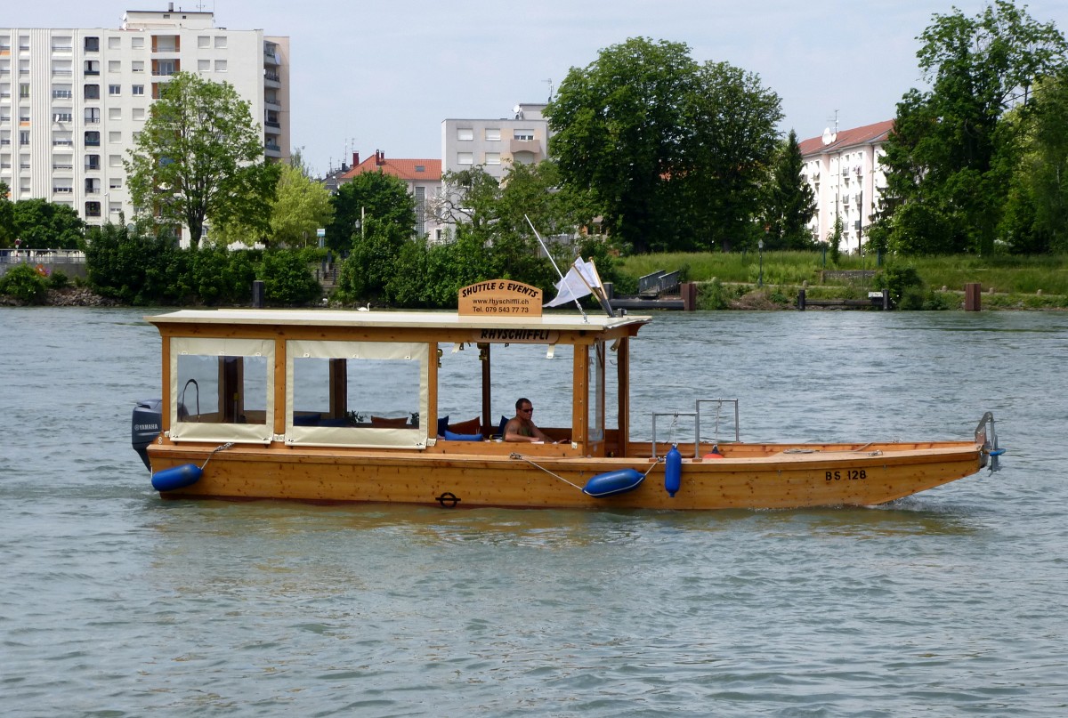 das  Rhyschiffli  aus Basel, das Rhein-Taxi fr 12 Personen fhrt ganz nach ihren Wnschen zwischen Rheinfelden und Breisach, Mai 2015