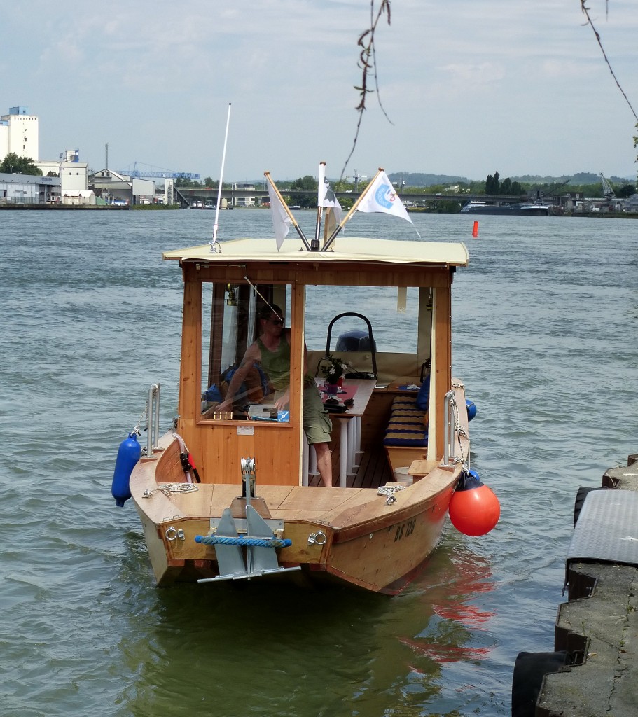 das  Rhyschiffli , ein Rhein-Taxi fr 12 Personen beim Anlegen in Weil am Rhein, Mai 2015 