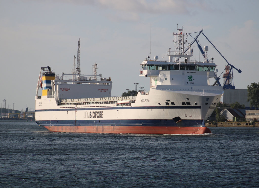 Das Ro-Ro Cargo Schiff Bore Wind auf dem Seeweg von Rostock nach Rauma beim Auslaufen am 19.09.2023 in Warnemünde.