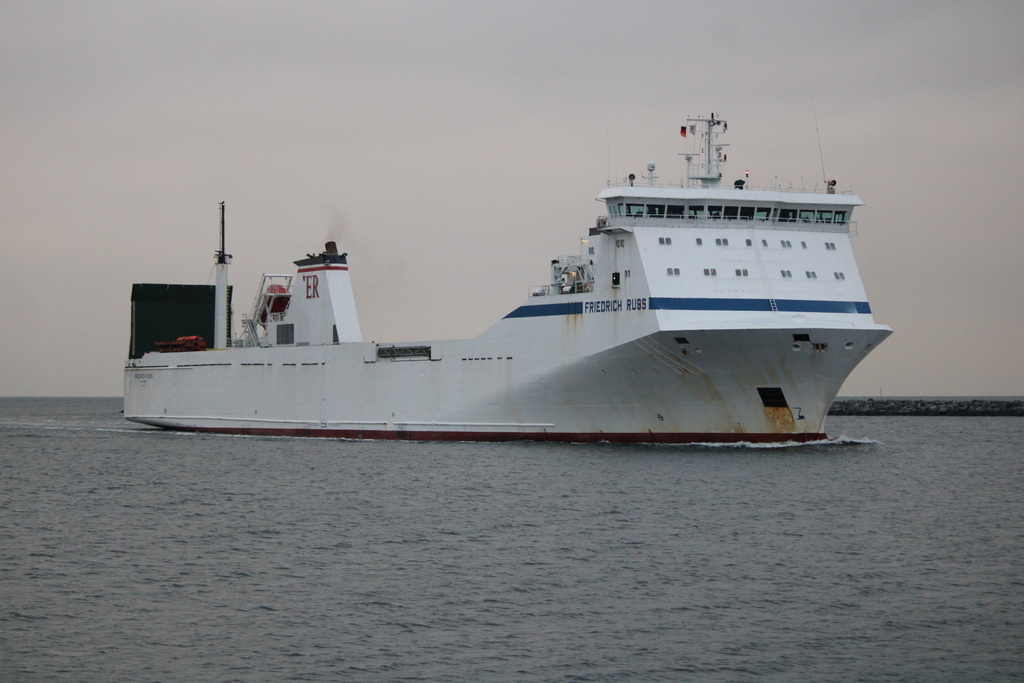 Das Ro-Ro-Cargo Schiff FRIEDRICH RUSS auf dem Seeweg von Rauma nach Rostock-Überseehafen beim Einlaufen in Warnemünde.30.12.2020
