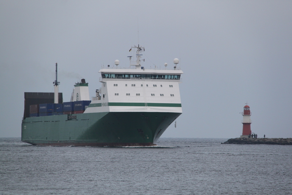 Das Ro-Ro Cargo Schiff Miranda auf dem Weg von Kotka nach Lbeck via Rostock-berseehafen beim Einlaufen am 12.02.2017 in Warnemnde.