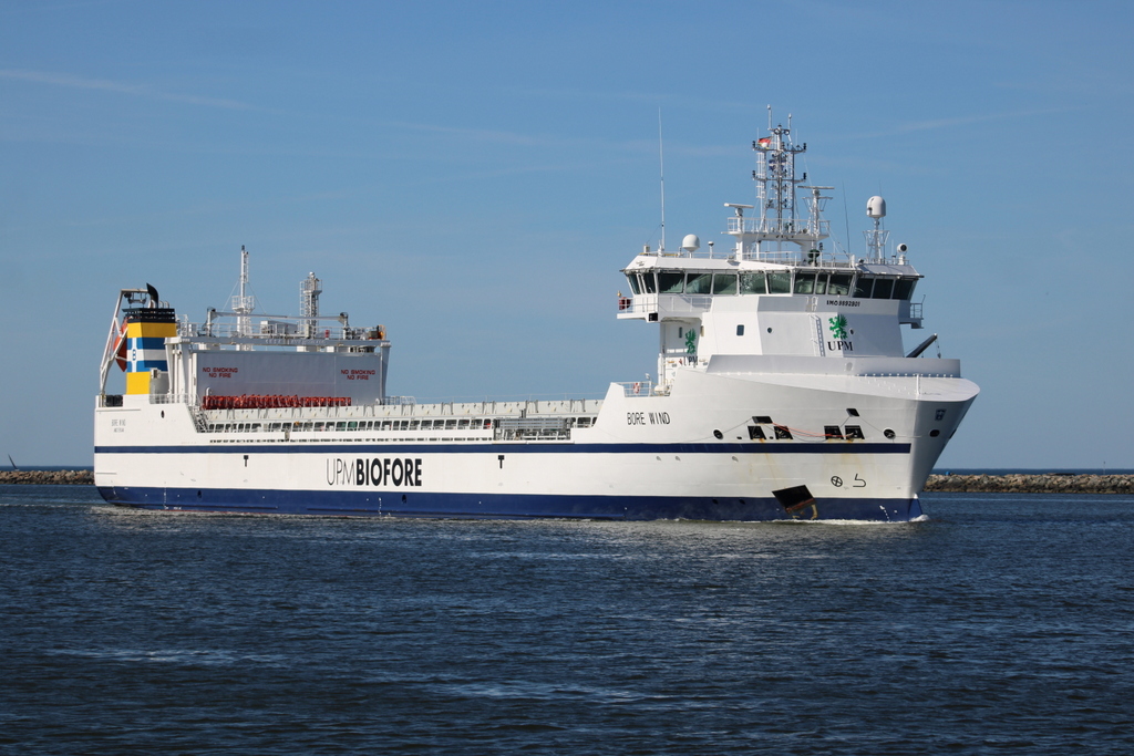 Das RO-RO Schiff Bore Wind  auf dem Seeweg von Rauma nach Rostock-Überseehafen beim Einlaufen am 13.05.2024 in Warnemünde.