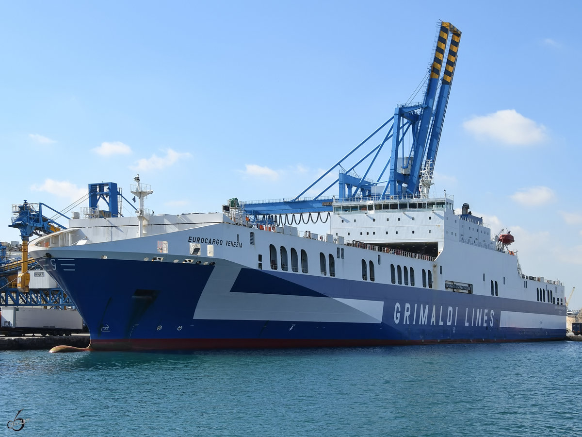 Das Ro-Ro-Schiff  EUROCARGO VENEZIA  im Hafen von Valletta. (Oktober 2017)
